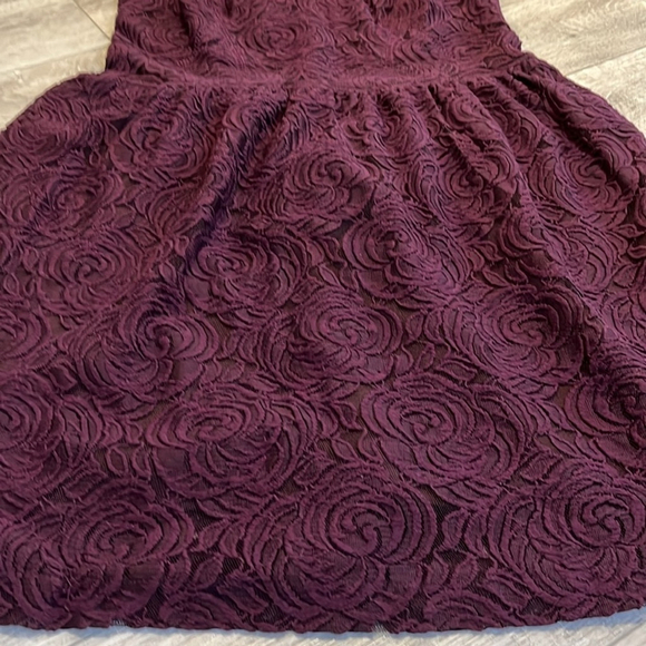 VINTAGE Sleeveless Lace Dress, Rose Motif, Burgundy Wine Merlot Plum, Size 12-14 - Picture 6 of 14